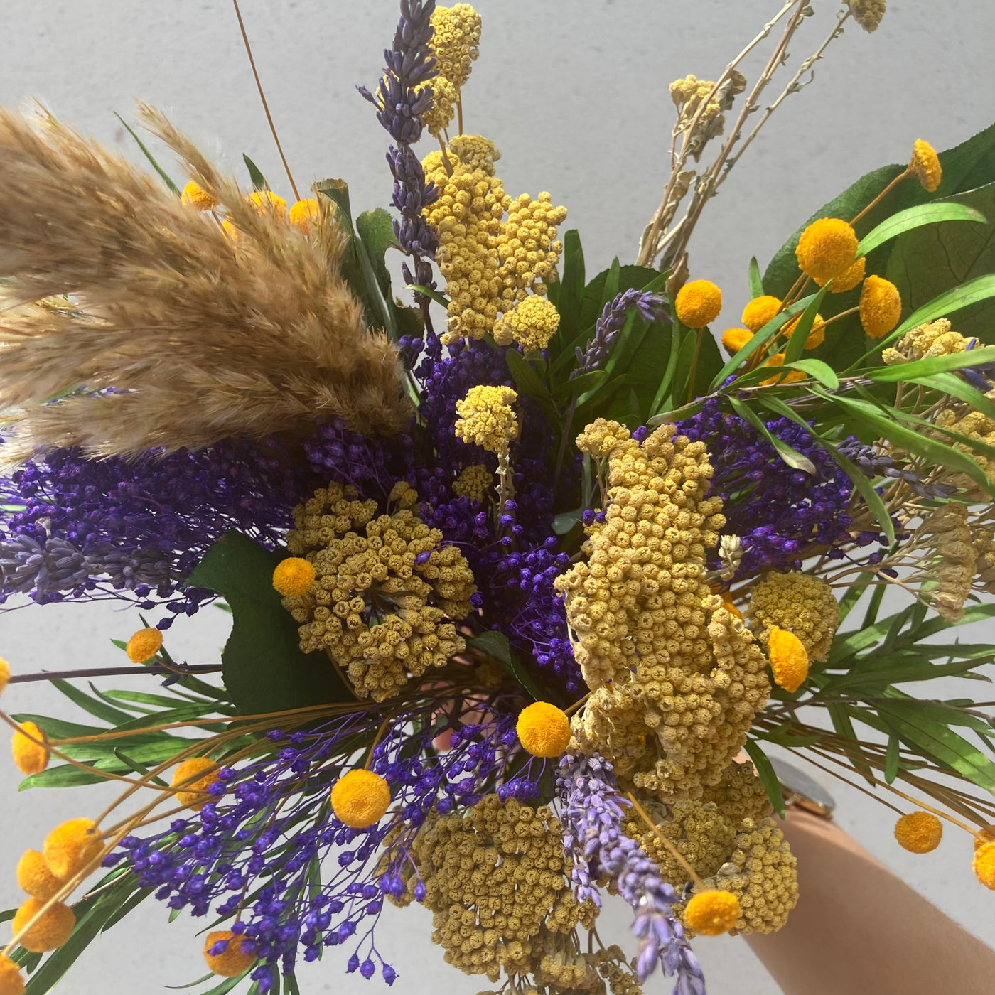 Bouquet de fleurs stabilisées éternelles jaune et violet composé de Pampa, Botao, Lavande, Eucalyptus Nicoli, Achillée, Broom. Vu de haut