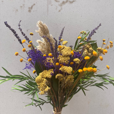 Bouquet de fleurs stabilisées éternelles jaune et violet composé de Pampa, Botao, Lavande, Eucalyptus Nicoli, Achillée, Broom. Vu de côté