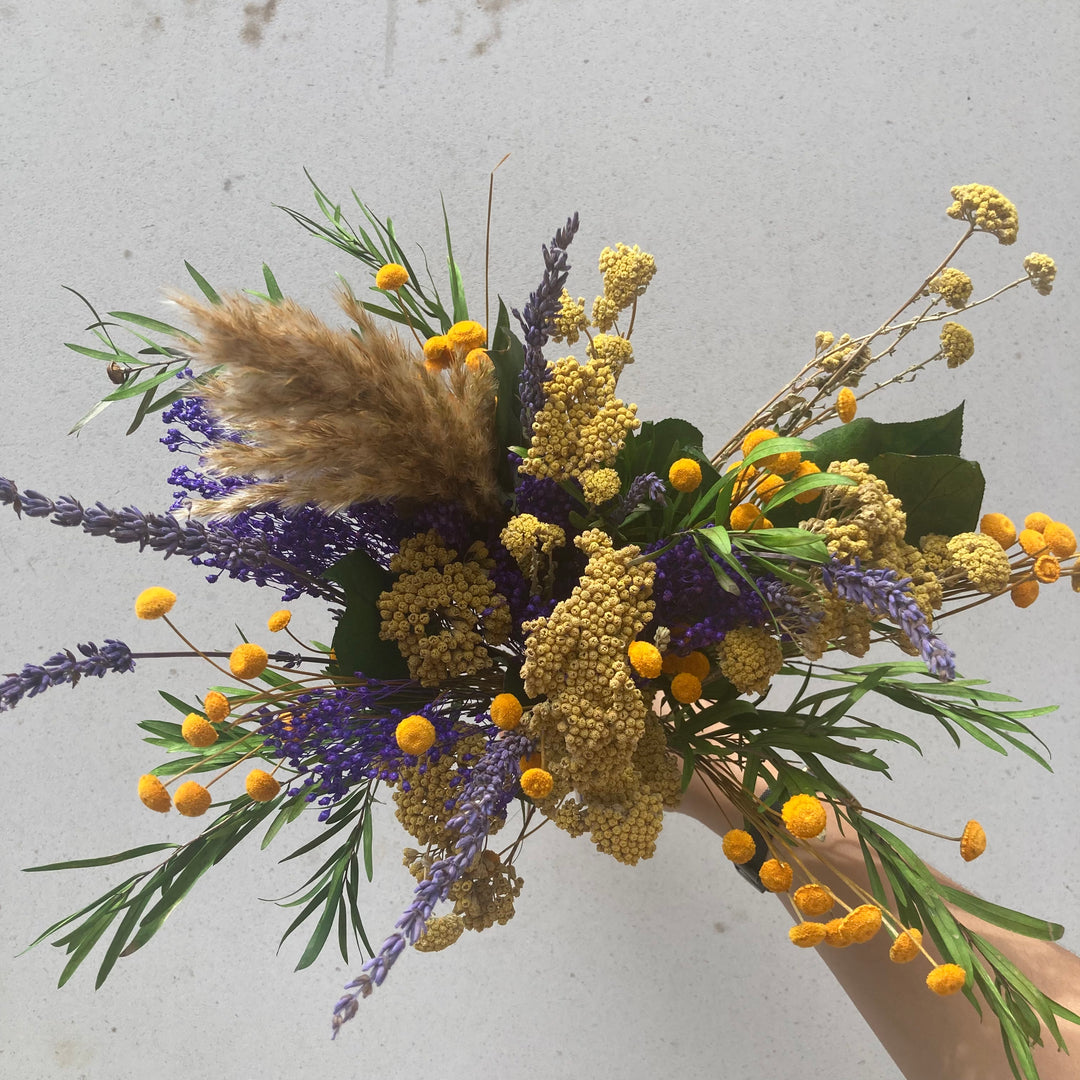 Bouquet éternelles violet et jaune vue de Face composé de botao, pampa et eucalyptus stabilisés| Ateliers Ouchamp