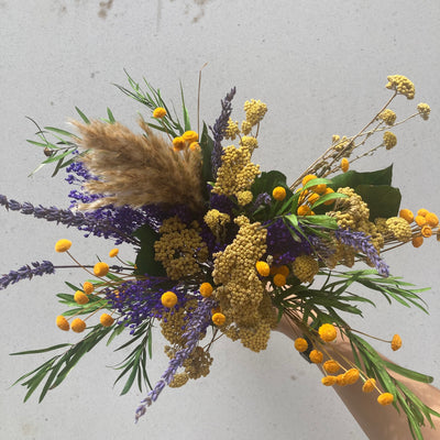 Bouquet de fleurs stabilisées éternelles jaune et violet composé de Pampa, Botao, Lavande, Eucalyptus Nicoli, Achillée, Broom. Vu de face