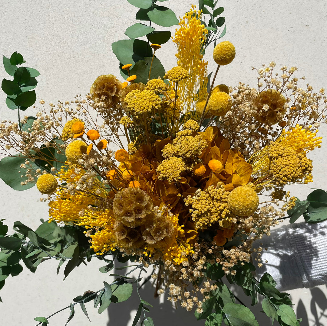 Bouquet Jaune composé de hortensia, craspedi et eucalyptus vue de face