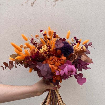 3024 × 3024 px  Bouquet en fleurs stabilisées éternelles orange et rouge composé de Lagurus, Chardon, Achillée, Botao, Scabieuse, Eucalyptus, Hortensia. Vu de côté