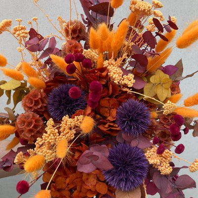 3024 × 3024 px  Bouquet en fleurs stabilisées éternelles orange et rouge composé de Lagurus, Chardon, Achillée, Botao, Scabieuse, Eucalyptus, Hortensia. Vu du haut