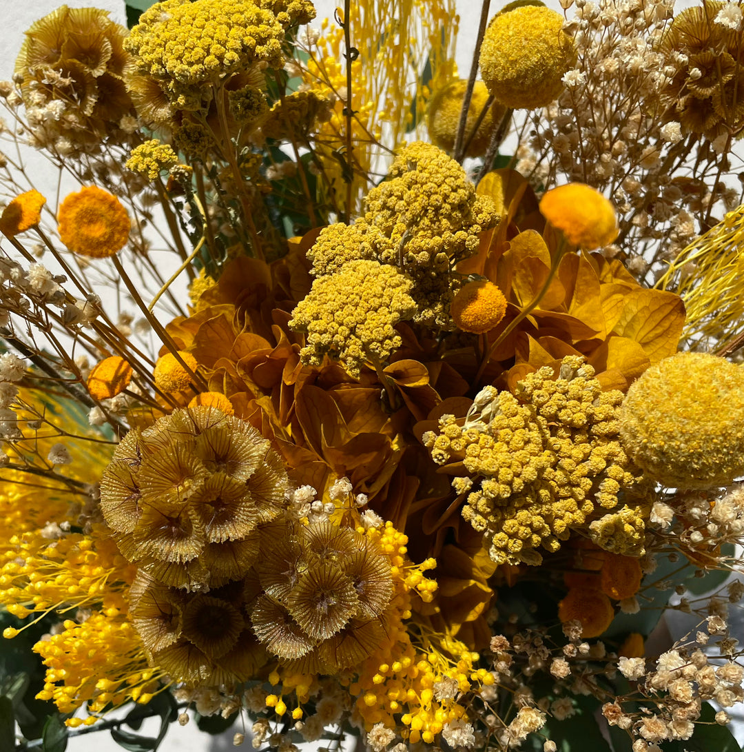 Bouquet Jaune composé d'hortensia, de craspedi et d'eucalyptus focus 