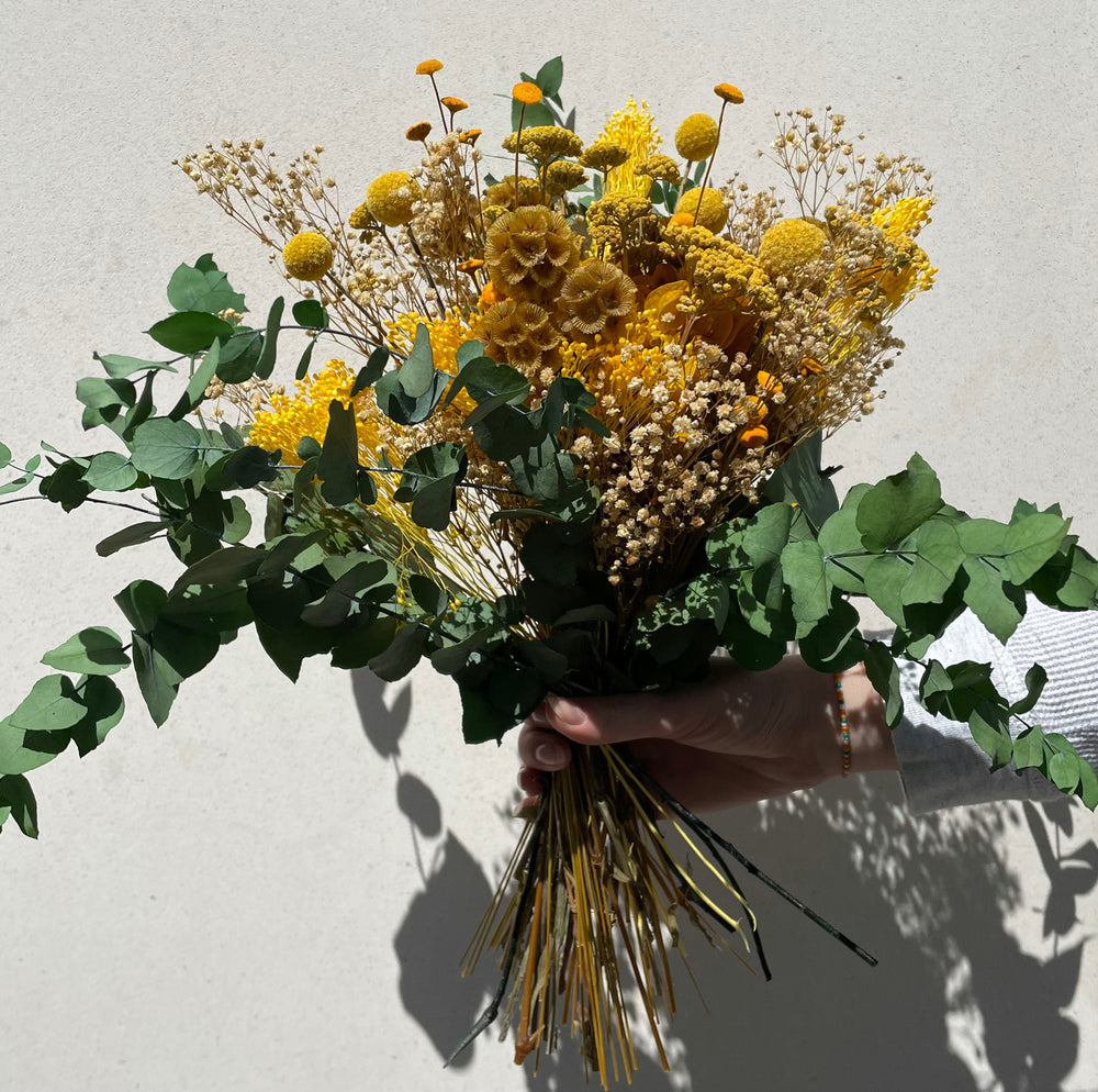 Bouquet Jaune composé d'hortensia, de craspedi et d'eucalyptus vue de coté