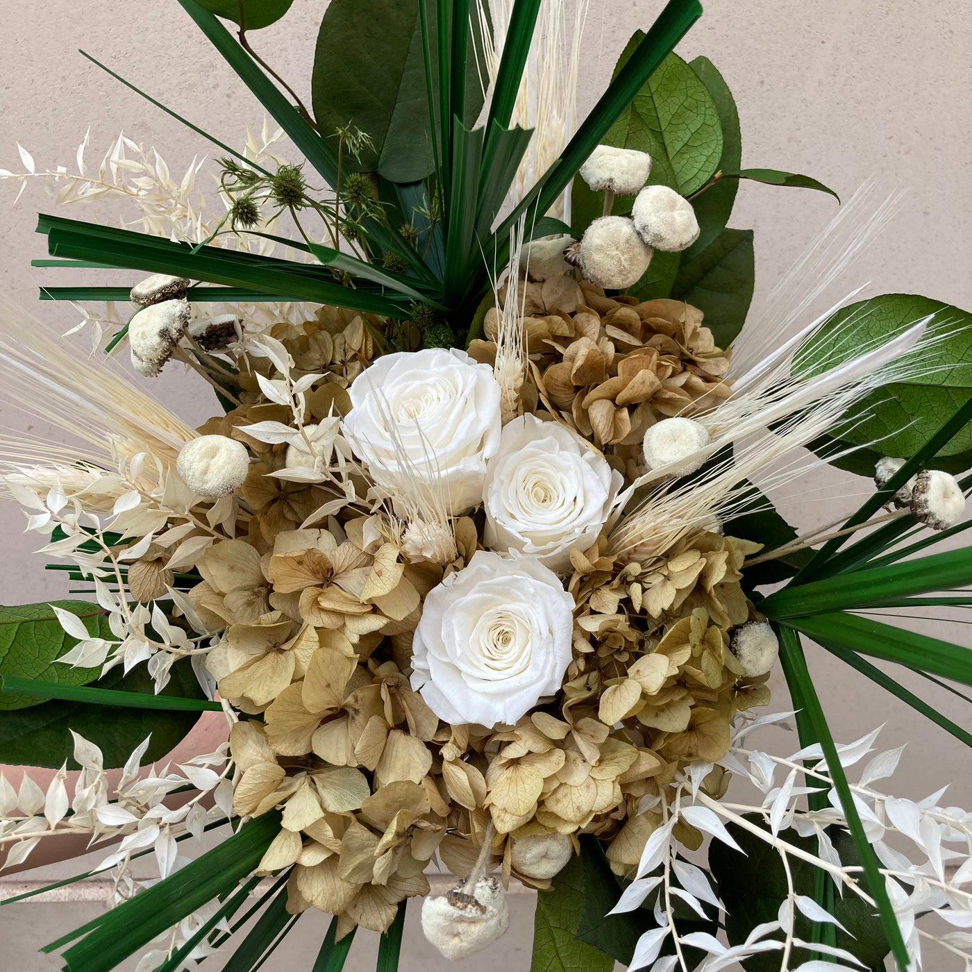 Bouquet de fleurs stabilisées et éternelles beige et vert composé de Salal, Papyrus, Mini chardon, Ruscus, Blé, Pali Pala, Hortensia, Roses blanche. Vu du haut