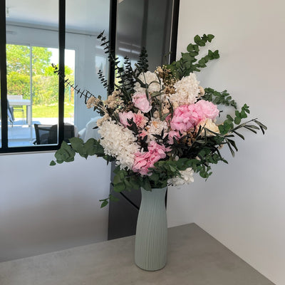 Bouquet fleurs éternelles « Rue Boinod" ambiance composé de Roses, Eucalyptus, Gypsophile et Pivoines stabilisés