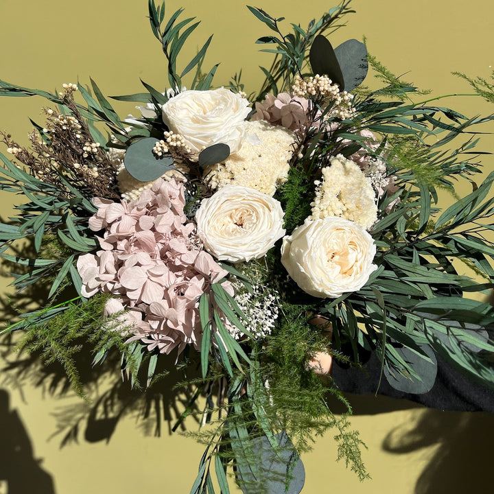 Bouquet fleurs éternelles « Rue de Passy" vue de Face composé de roses, hortensias et eucalyptus stabilisés