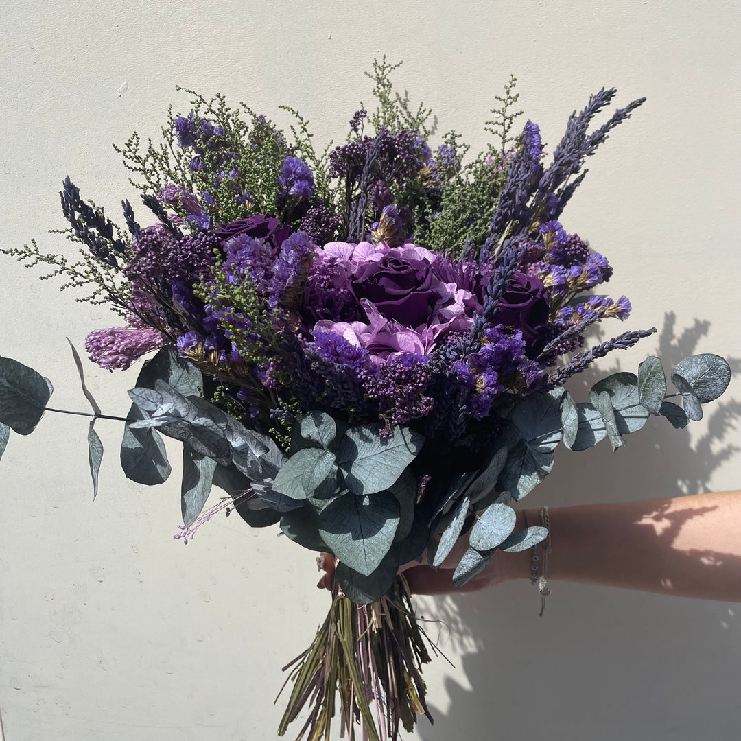 Bouquet éternelle violet « Rue Violet » vue de Coté composé de roses, chrysanthème, hortensia et lavande stabilisés