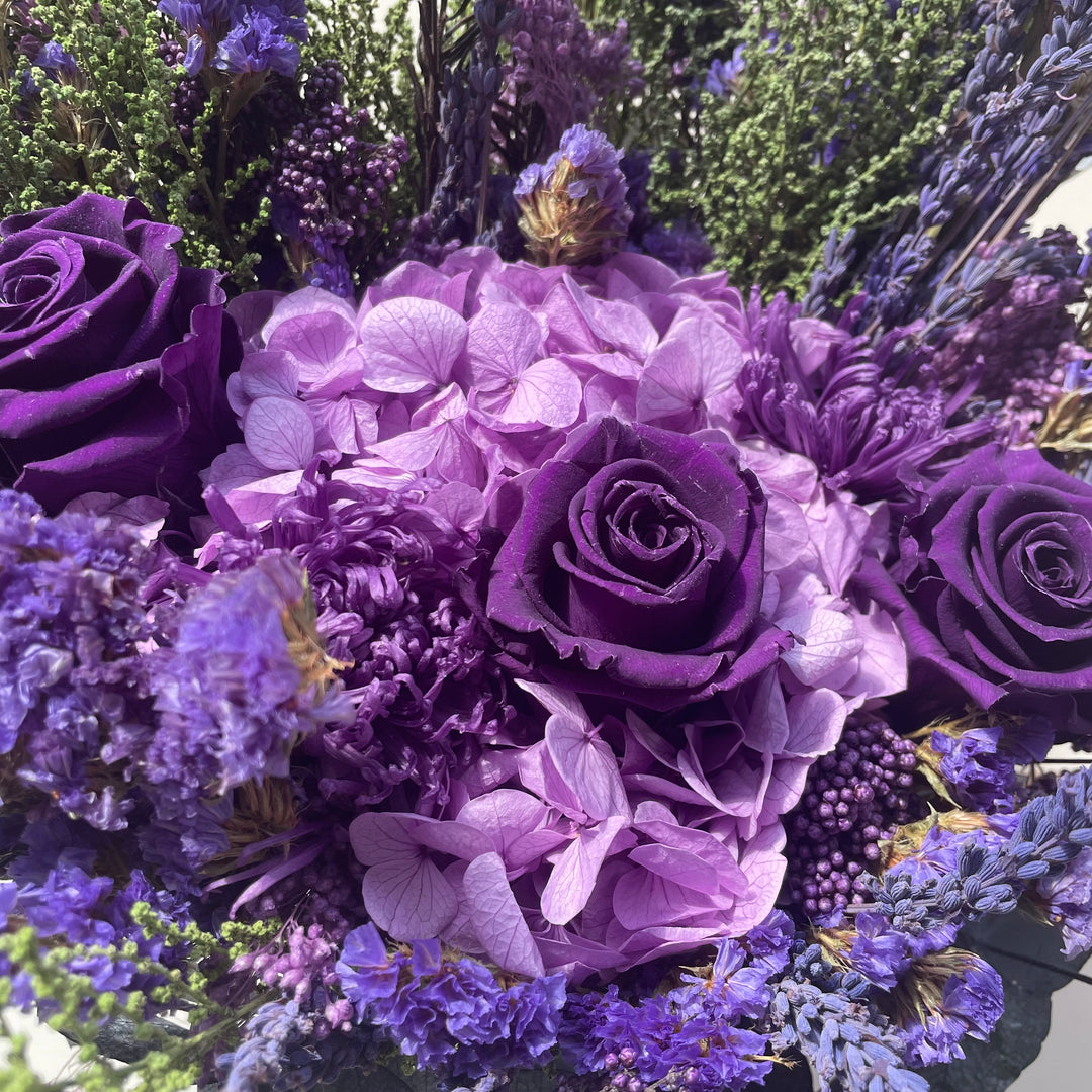 Bouquet éternelle violet « Rue Violet » Focus composé de roses, chrysanthème, hortensia et lavande stabilisés