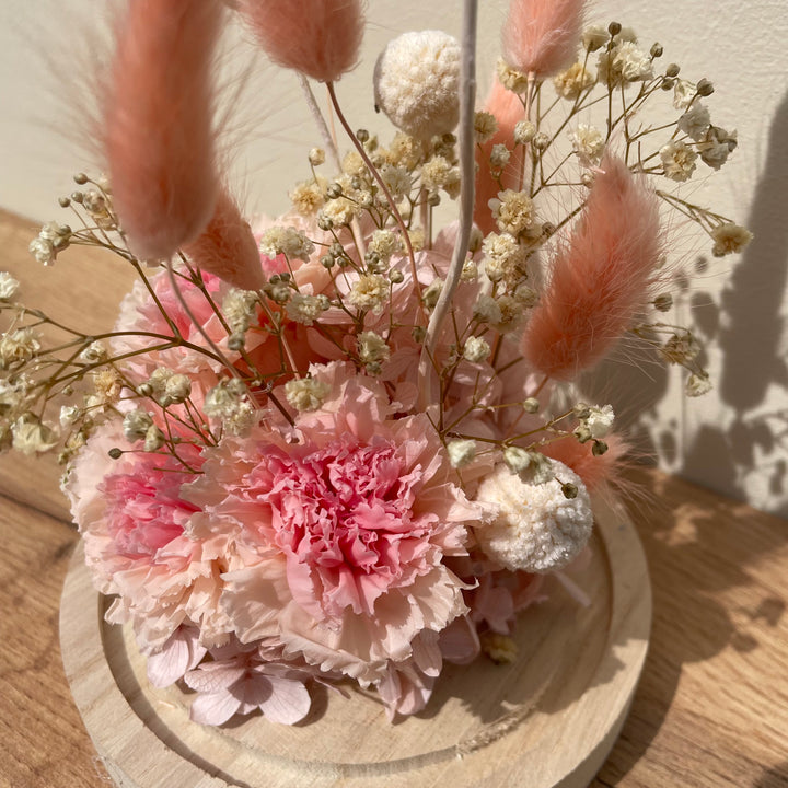 cloche rose, orange, crème composé de hortensia, craspedia et lagurus vue de haut