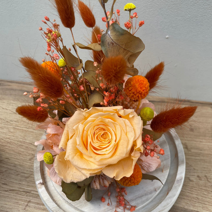 Cloche Orange composée de rose, lagurus et gypsophile Vue de Haut