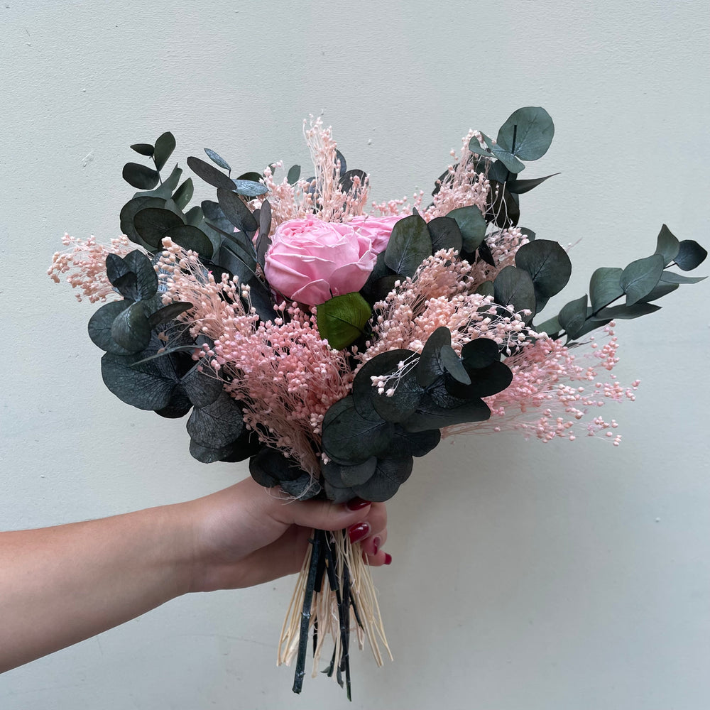 Bouquet éternel rose et vert composé de Roses Anglaises, broom et eucalyptus vue de coté