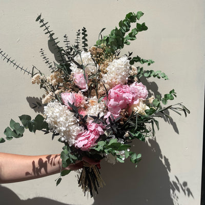 Bouquet fleurs éternelles « Rue Boinod" vue de Face composé de Roses, Eucalyptus, Gypsophile et Pivoines stabilisés