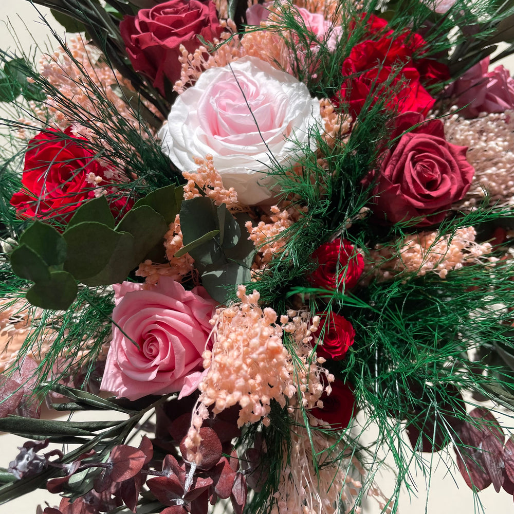 Bouquet "Rue Poliveau" Focus composé de Rose, Gypsophile et Eucalyptus Stabilisés