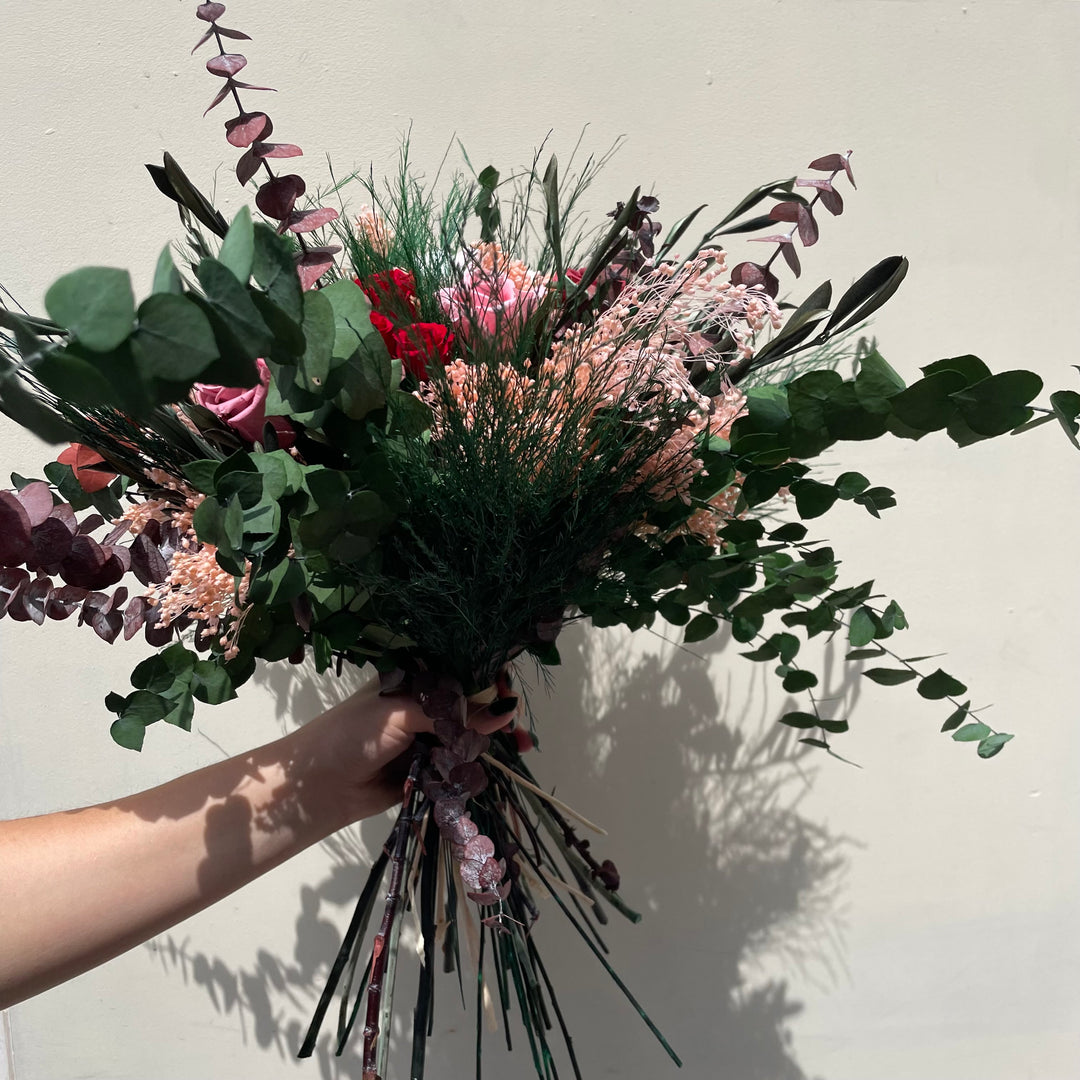 Bouquet "Rue Poliveau" Coté composé de Rose, Gypsophile et Eucalyptus Stabilisé