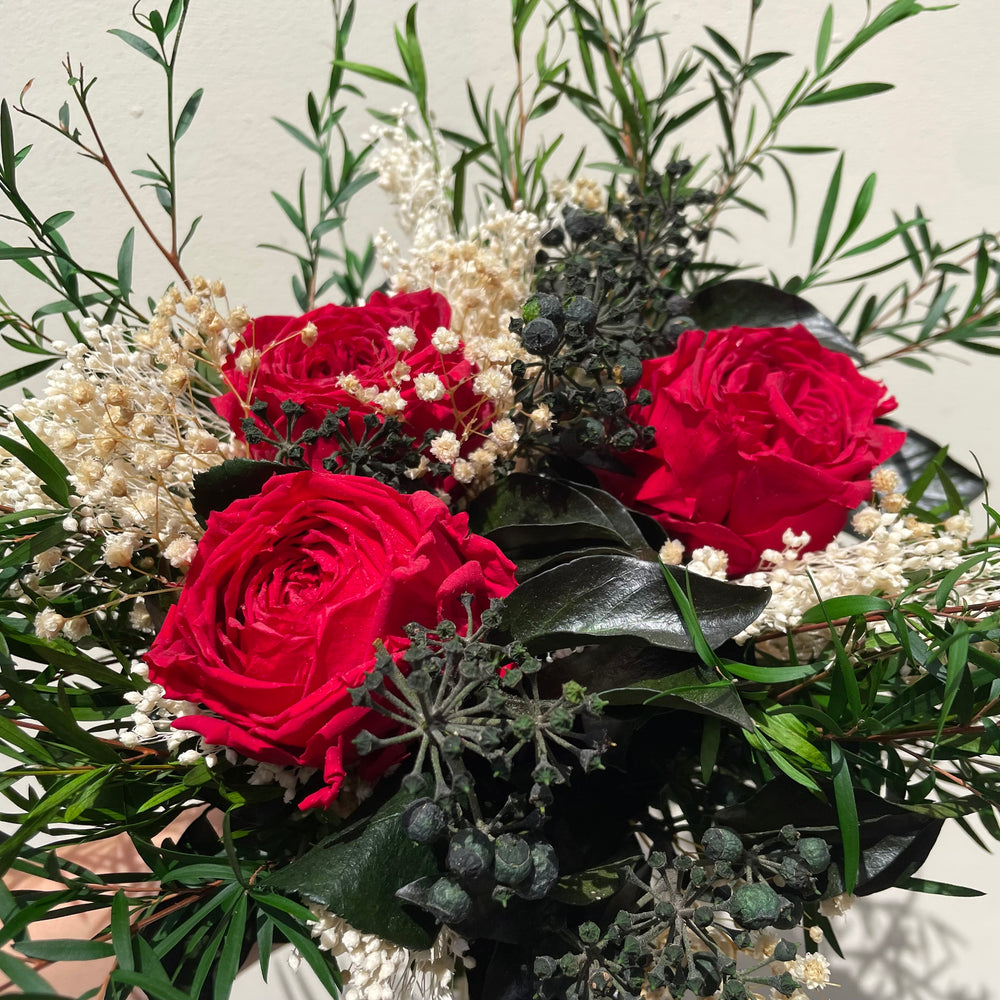 Bouquet éternel rouge et blanc composé de rose, gypsophile et broom Focus