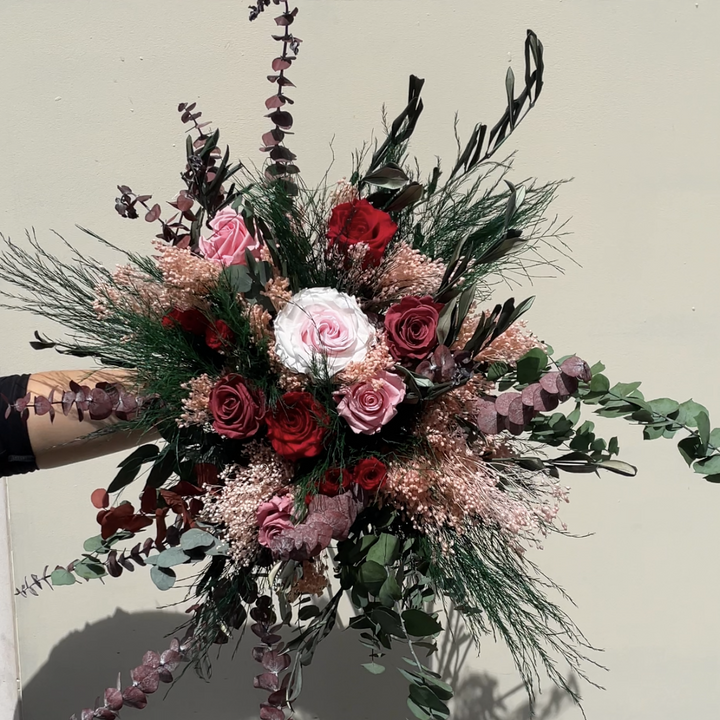 Bouquet "Rue Poliveau" Face composé de Rose, Gypsophile et Eucalyptus Stabilisés