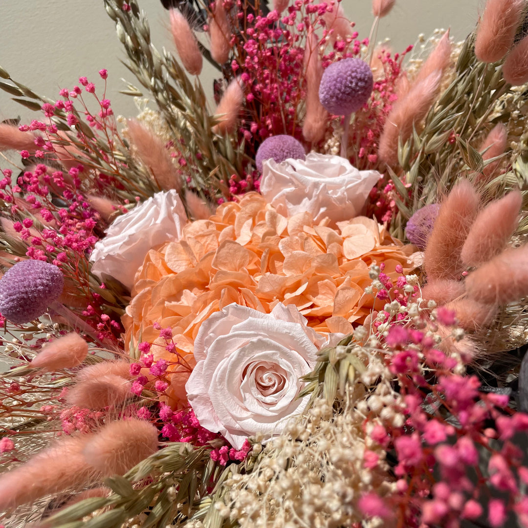 Bouquet fleurs éternel « Rue de Bachaumon" focus composé de roses, hortensias et eucalyptus stabilisés 