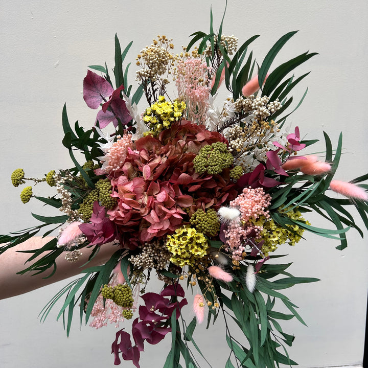 Bouquet stabilisé, hortensias roses, accents jaunes et verts.