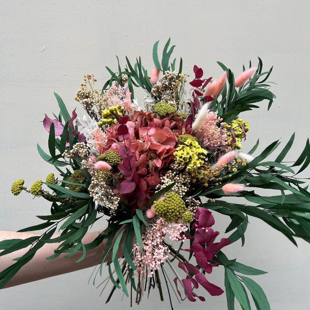 Bouquet stabilisé, hortensias roses, accents jaunes et verts.