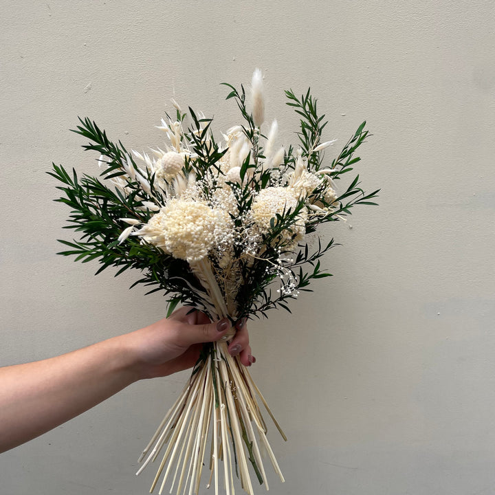 Bouquet éternel « Rue des belles feuilles - blanc» vue de Coté composé d'eucalyptus parvifolia et craspedia stabilisés