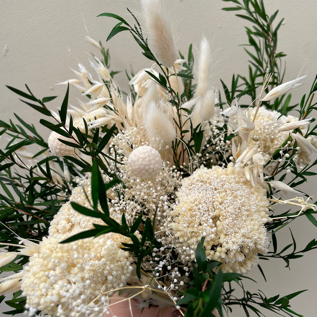 Bouquet éternel « Rue des belles feuilles - blanc» Focus composé d'eucalyptus parvifolia et craspedia stabilisés