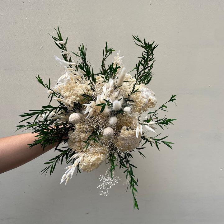 Bouquet éternel « Rue des belles feuilles - blanc» vue de Face composé d'eucalyptus parvifolia et craspedia stabilisés