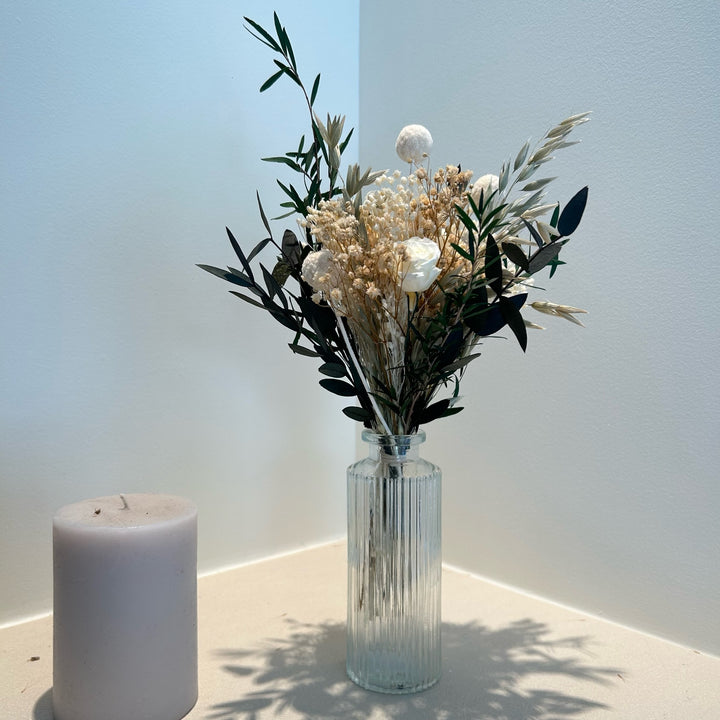 Bouquet stabilisé avec vase crème et vert composé de rose, gypsophile et avoine ambiance 