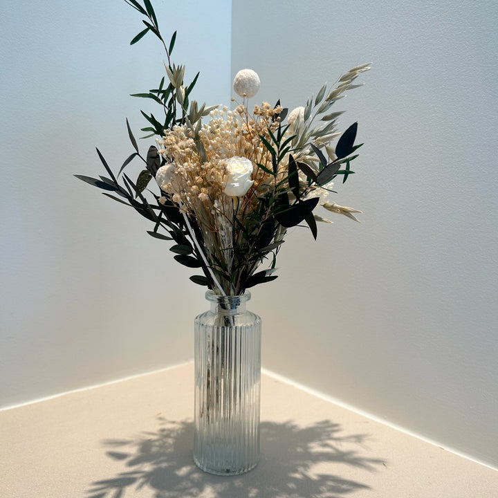 Bouquet stabilisé avec vase crème et vert composé de rose, gypsophile et avoine vue de Face