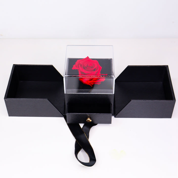 Boîte à bijoux avec rose rouge