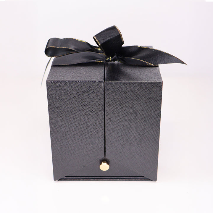 Boîte à bijoux avec rose rouge