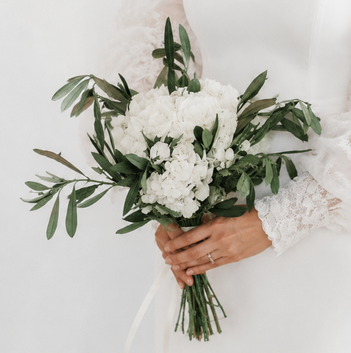 Bouquet de mariée éternel composé d' hortensia blanc et olivier stabilisés.