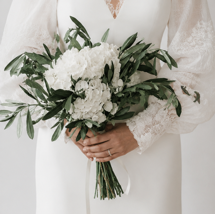 Bouquet de mariée éternel composé d' hortensia blanc et olivier stabilisés.
