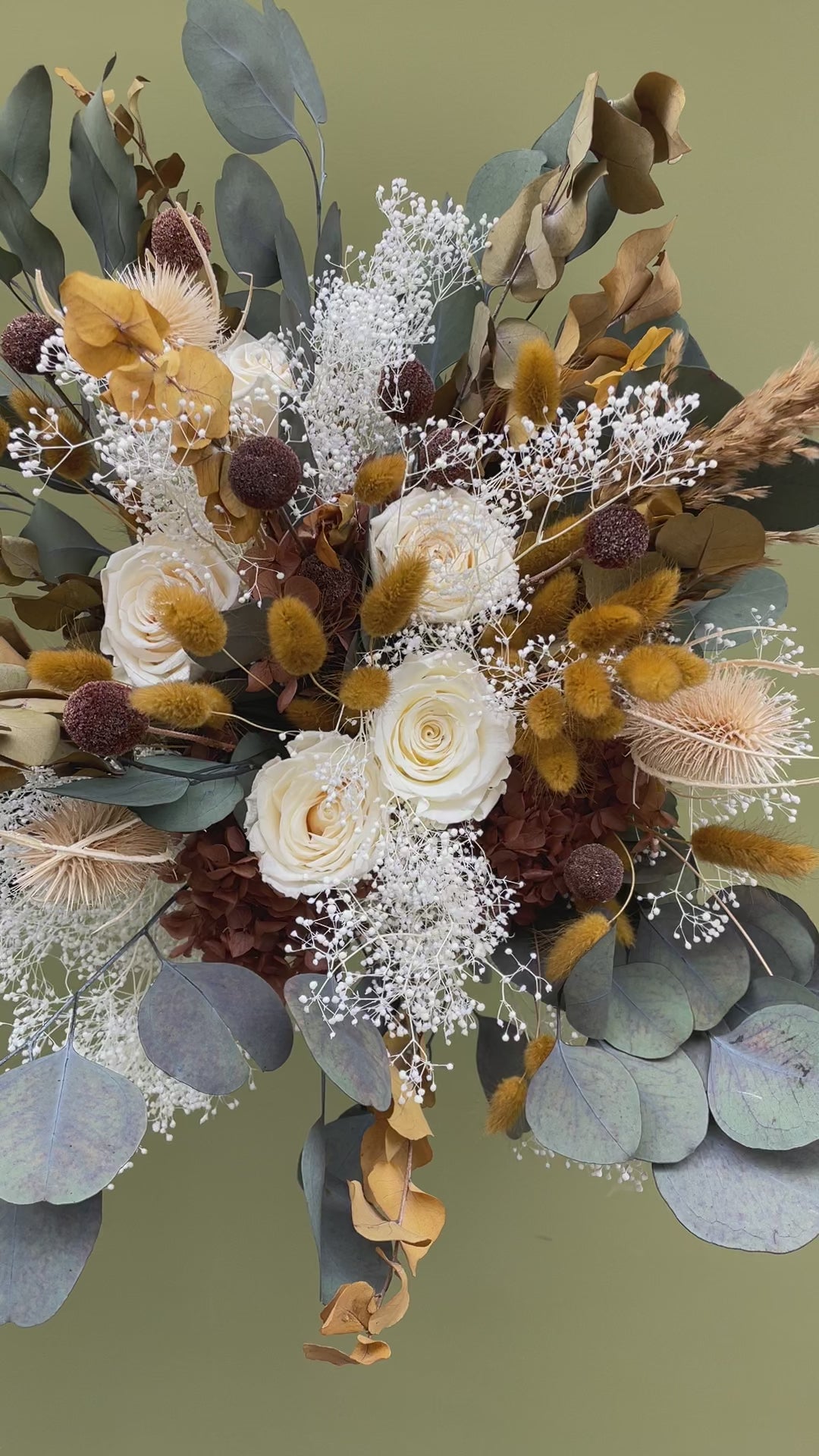 Bouquet de fleurs stabilisées éternelles blanc et jaune composé de 5 Roses anglaises, Hortensia, Broom, Lagurus, Eucalyptus. En mouvement