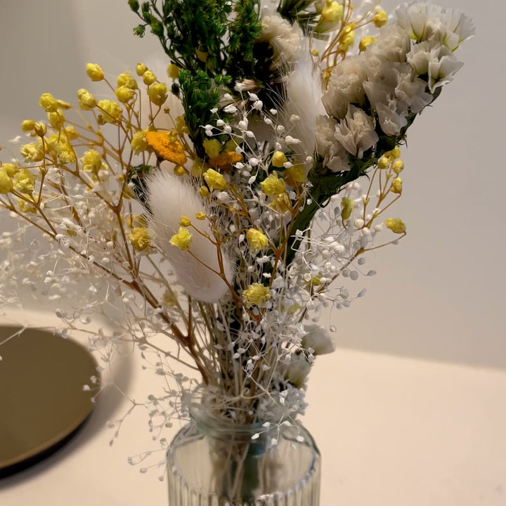 Bouquet éternel avec vase jaune et blanc composé de Lagurus et Gypsophile vidéo