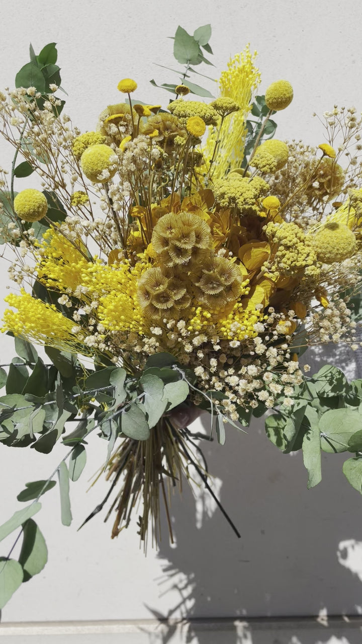 Bouquet Jaune composé d'hortensia, de craspedi et d'eucalyptus vidéo