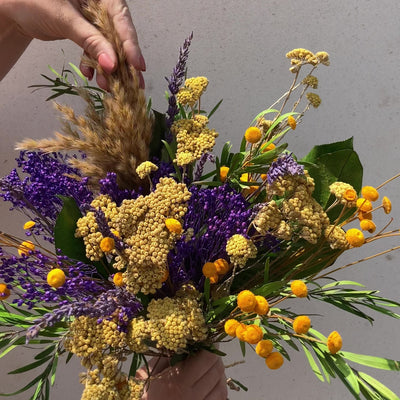 Bouquet de fleurs stabilisées éternelles jaune et violet composé de Pampa, Botao, Lavande, Eucalyptus Nicoli, Achillée, Broom. En mouvement