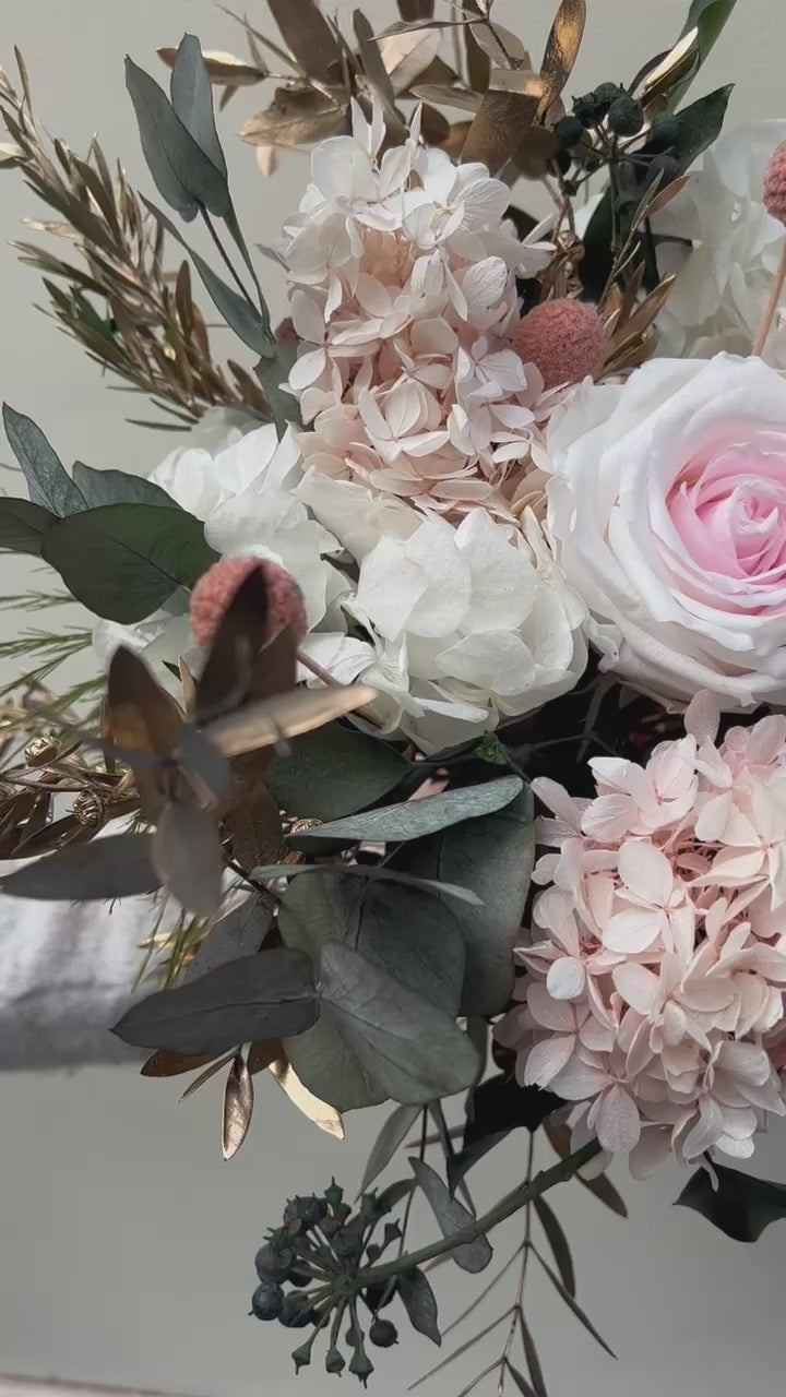 Bouquet de fleurs stabilisées blanc et rose  Rue de  Lunain video