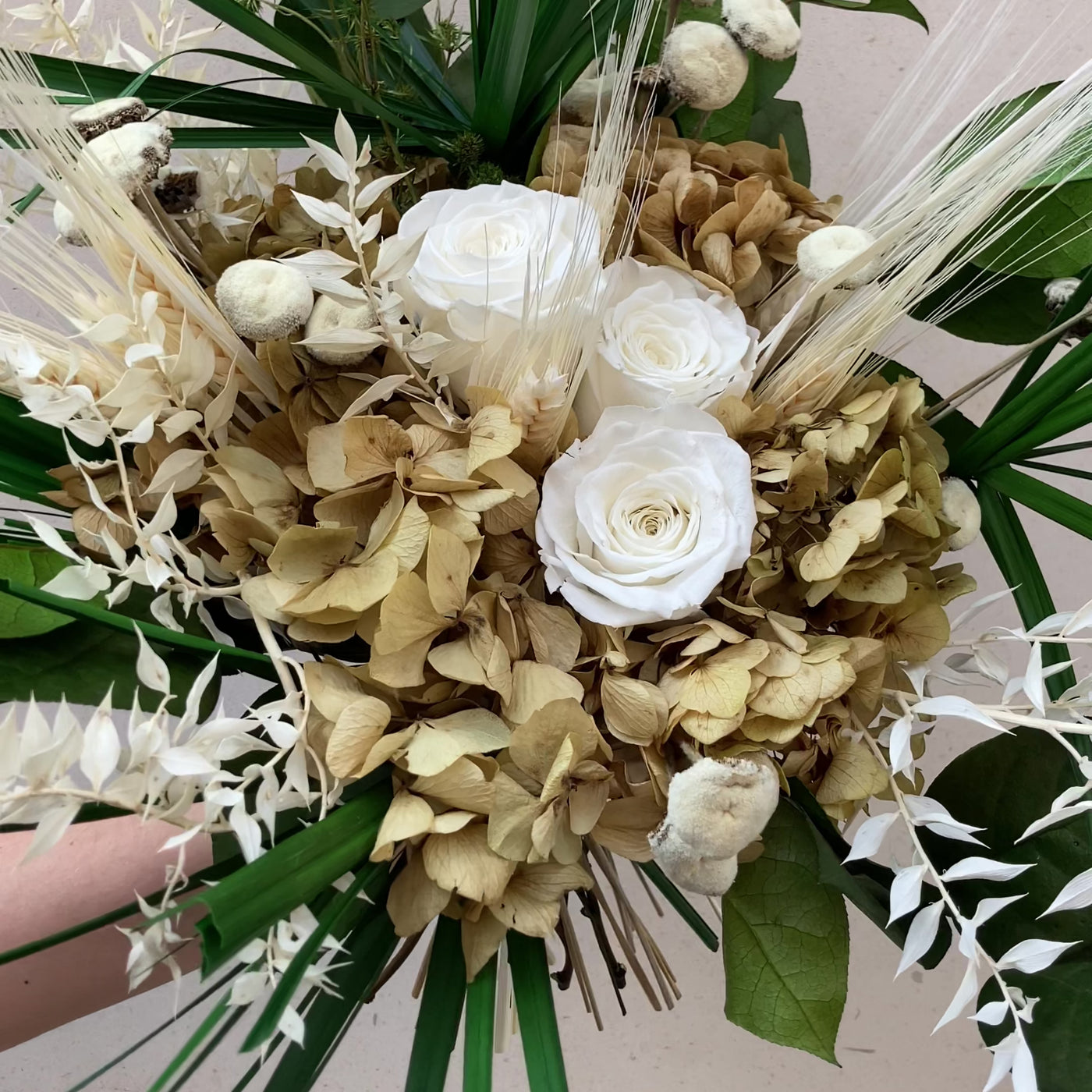 Bouquet de fleurs stabilisées et éternelles beige et vert composé de Salal, Papyrus, Mini chardon, Ruscus, Blé, Pali Pala, Hortensia, Roses blanche. En mouvement 
