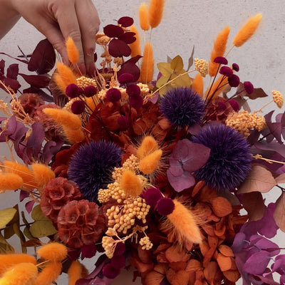 3024 × 3024 px  Bouquet en fleurs stabilisées éternelles orange et rouge composé de Lagurus, Chardon, Achillée, Botao, Scabieuse, Eucalyptus, Hortensia. En mouvement