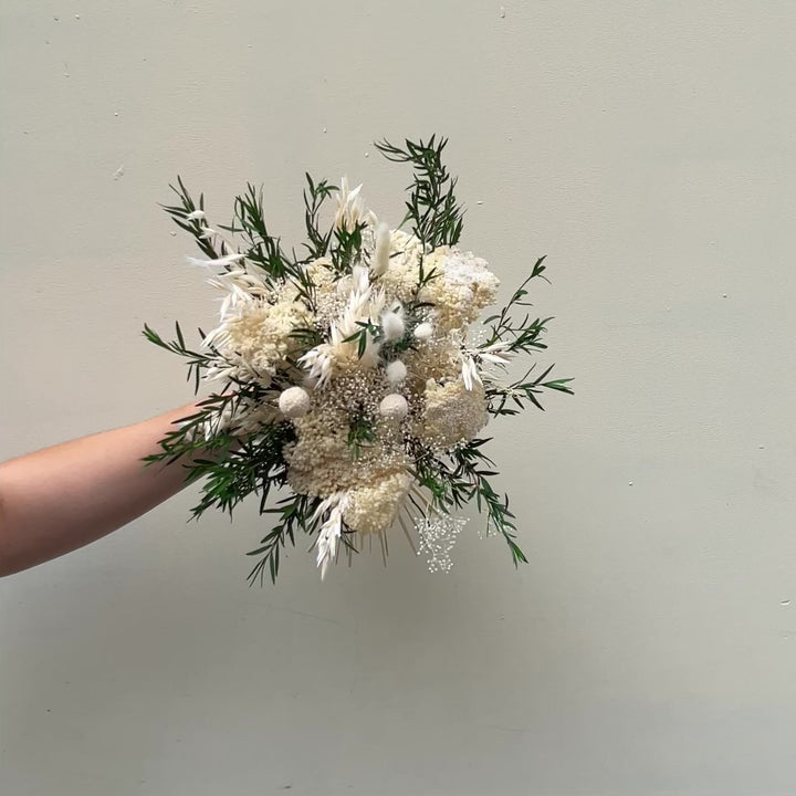 Bouquet éternel « Rue des belles feuilles - blanc» vidéo composé d'eucalyptus parvifolia et craspedia stabilisés