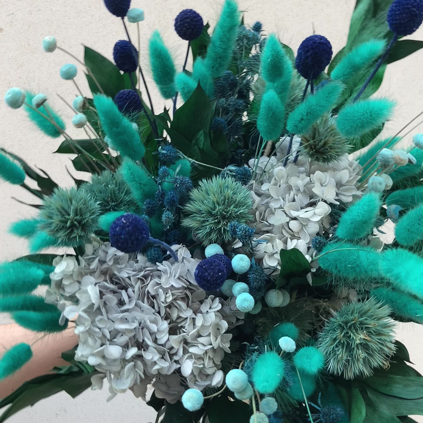 Bouquet en fleurs stabilisées éternelles bleu composé de Lagurus, Hortensia, Ruscus, Chardon, Craspédia, Mini Chardon, Botao. En mouvement