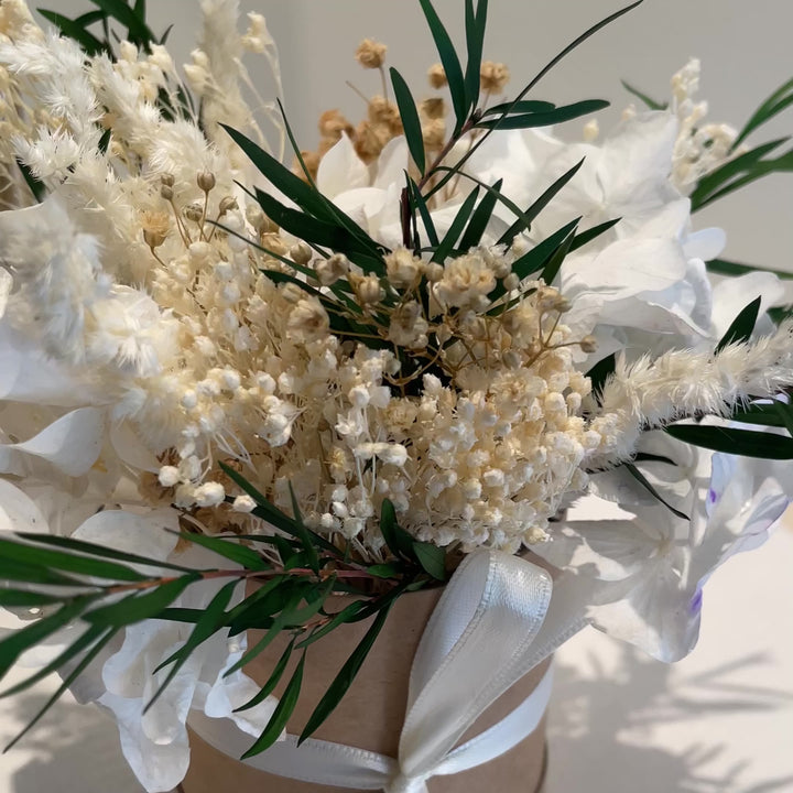 Boite blanc, creme et vert composé de de Hortensia, Gypsophile vidéo