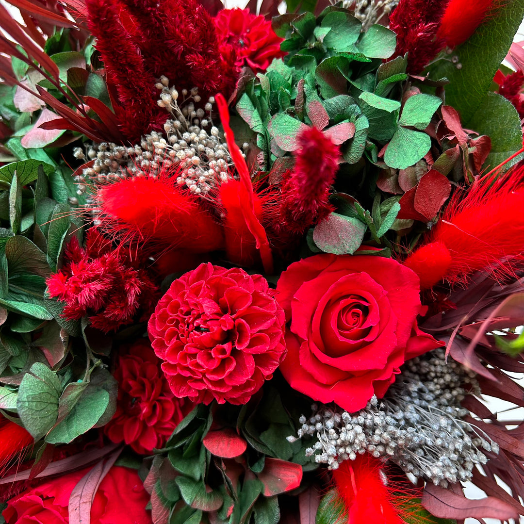 Bouquet fleurs éternelles « RueVivienne" Focus composé de roses, dahlia, euclyptus stabilisés | Ateliers Ouchamp