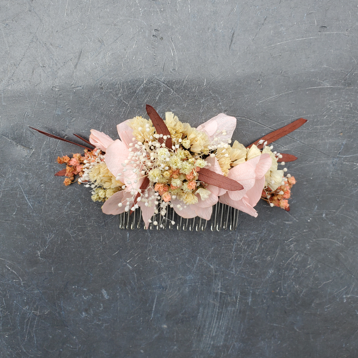 Peigne en fleurs stabilisées éternelles rose et beige composé d'Hortensia, Mini Gypsophile, Gypsophile, Stuartiana & Nicoly. Vue de haut