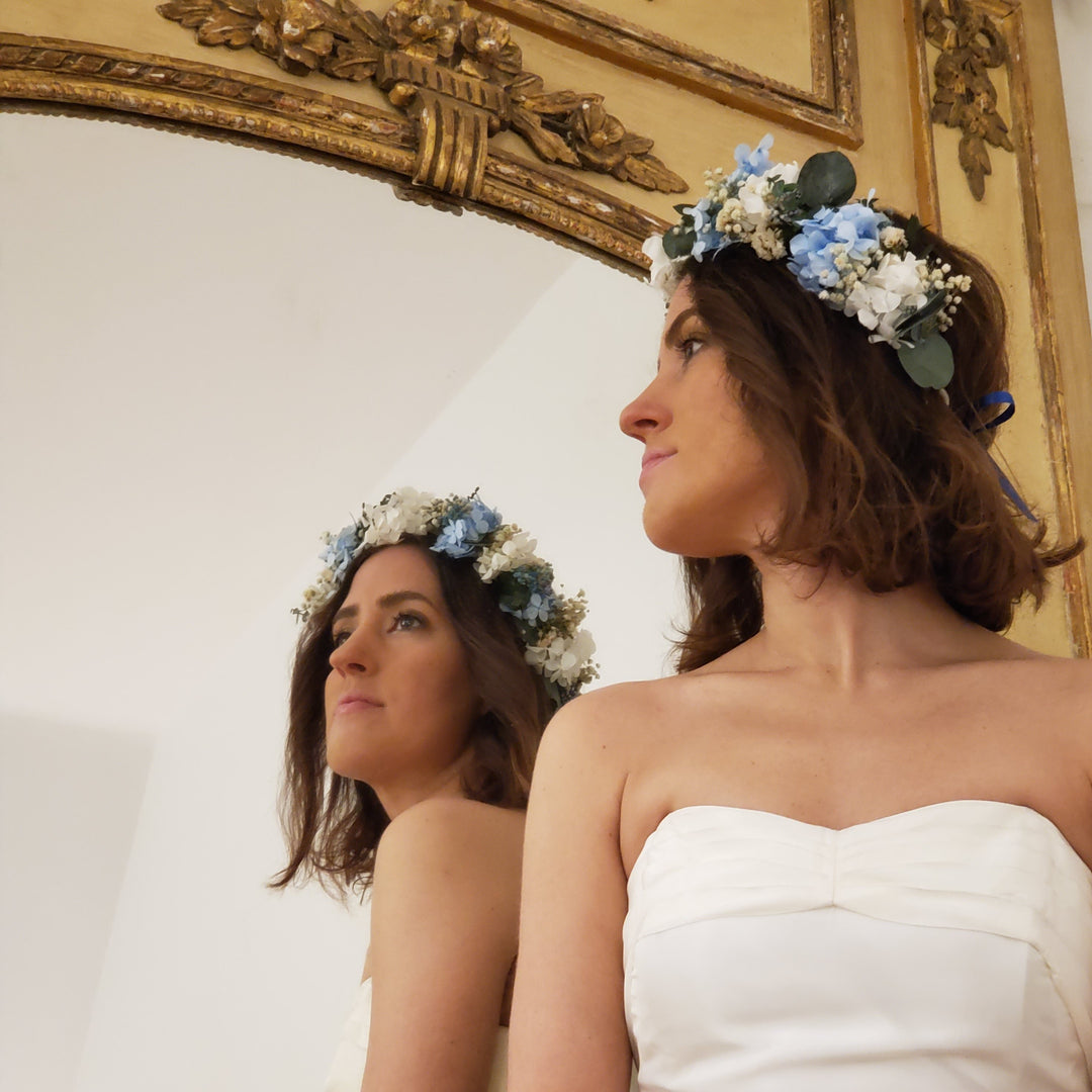 Couronne de tête en fleurs stabilisées naturelles bleu et blanche composé d'Hortensia, Mini Gypsophile, Gypsophile, Fleur de Riz, Eucalyptus Baby Blue, Ecalyptus Cinerea, Eucalyptus Nicoli & Statice. Vue du bas