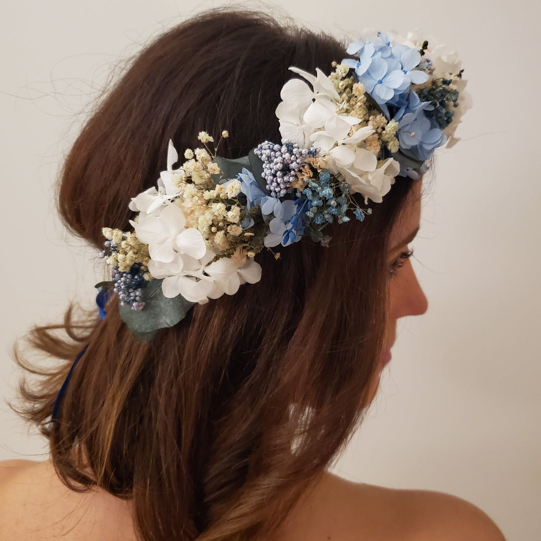 Couronne de tête en fleurs stabilisées naturelles bleu et blanche composé d'Hortensia, Mini Gypsophile, Gypsophile, Fleur de Riz, Eucalyptus Baby Blue, Ecalyptus Cinerea, Eucalyptus Nicoli & Statice. Vue du côté droit