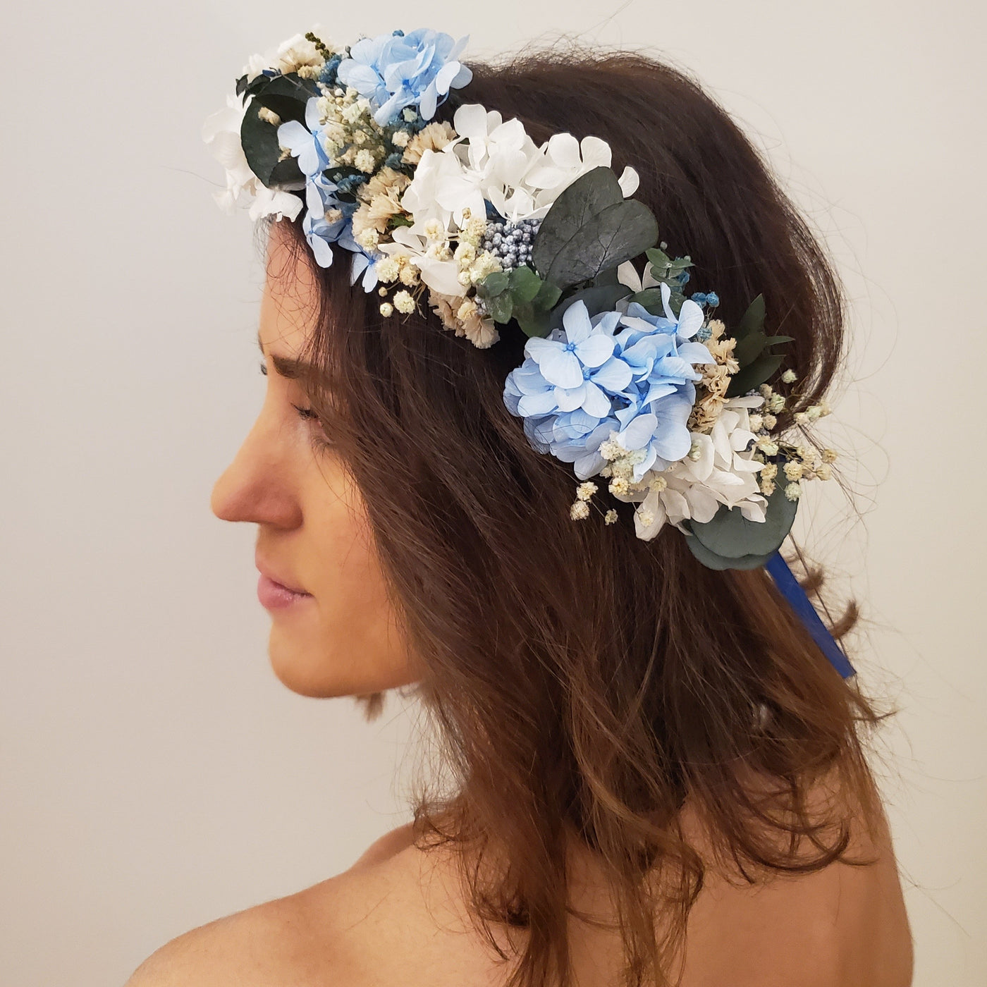 Couronne de tête en fleurs stabilisées éternelles bleue et blanche | Ateliers Ouchamp