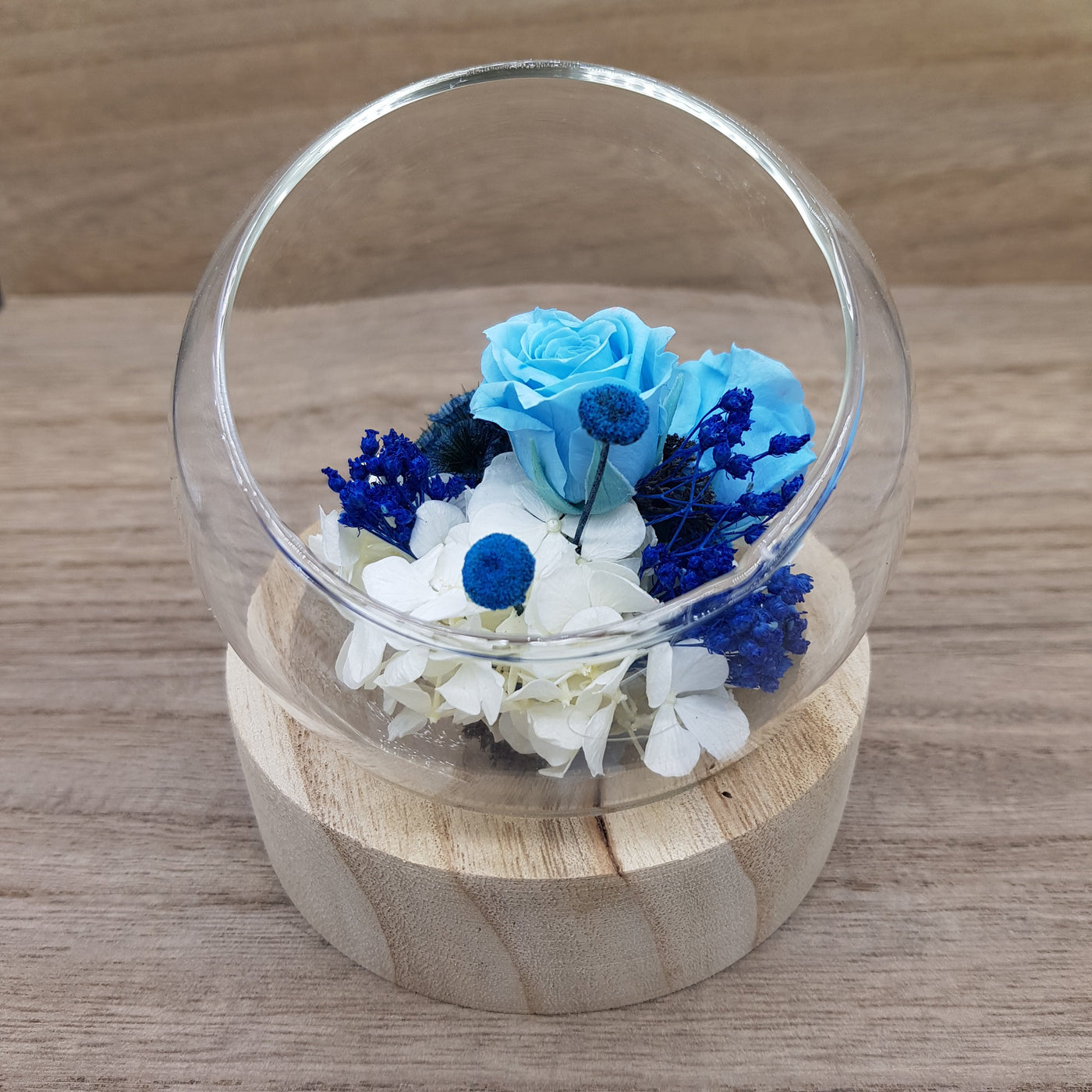 Bulle en fleurs stabilisées éternelles composé de Rose, Hortensia bleu Ateliers Ouchamp